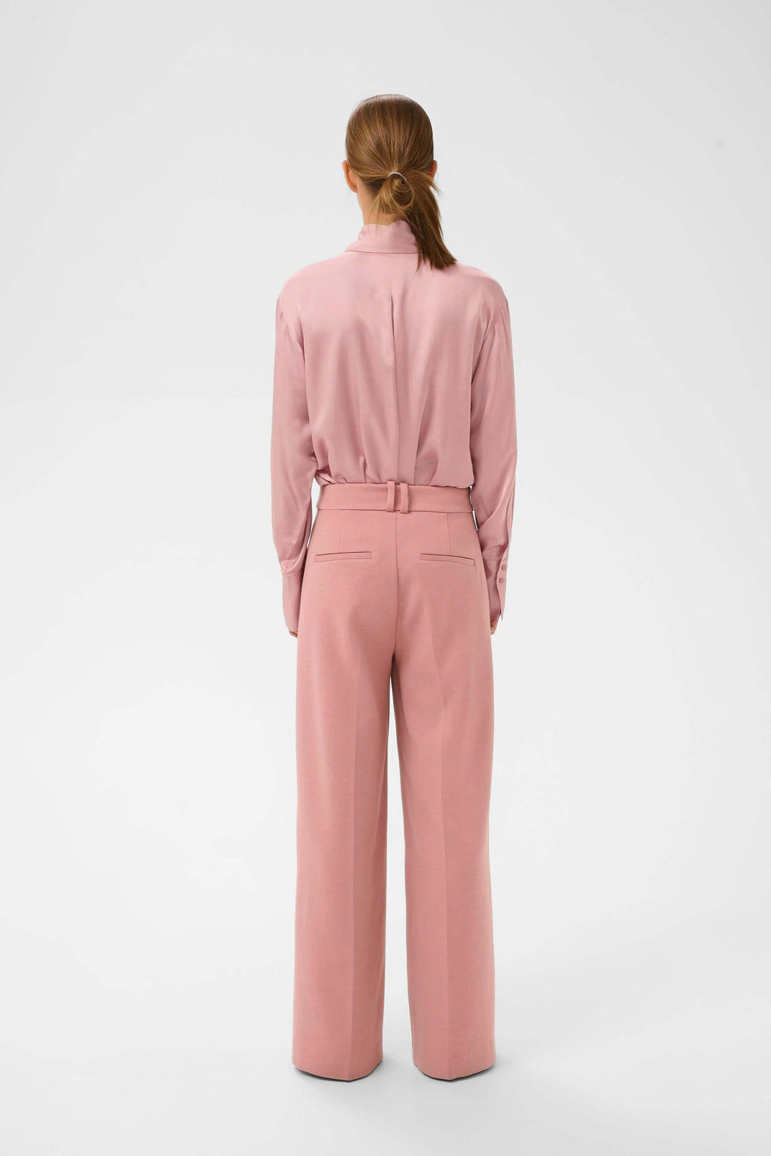 Vue arrière de la Chemise fluide Pauline rose avec coupe droite et élégante, idéale pour un style polyvalent et moderne.