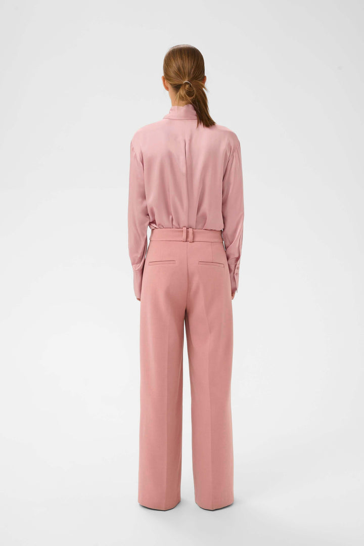 Vue arrière de la Chemise fluide Pauline rose avec coupe droite et élégante, idéale pour un style polyvalent et moderne.