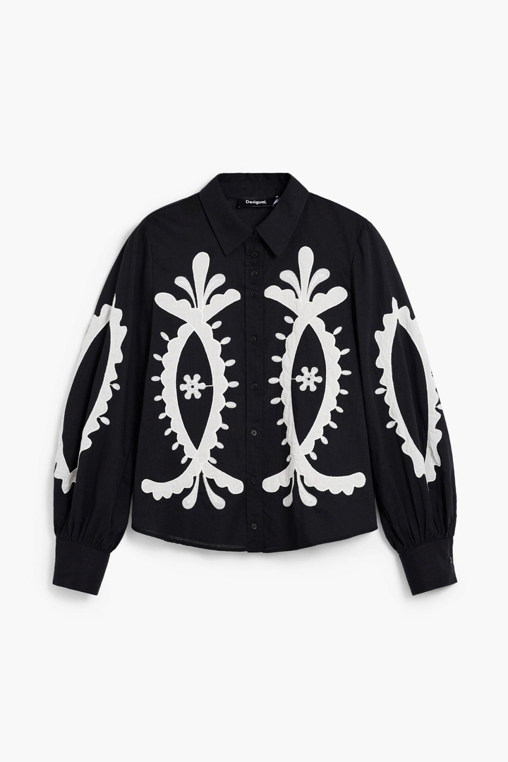 Chemise fluide à broderies contrastées avec motifs graphiques noirs et blancs, manches longues, col classique, patte de boutonnage.