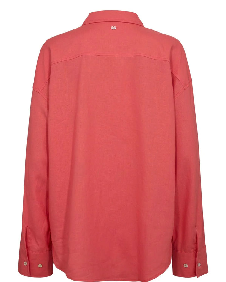 Chemise fluide en mélange de lin vue de dos, légère et élégante, couleur corail, avec col classique et manches longues.