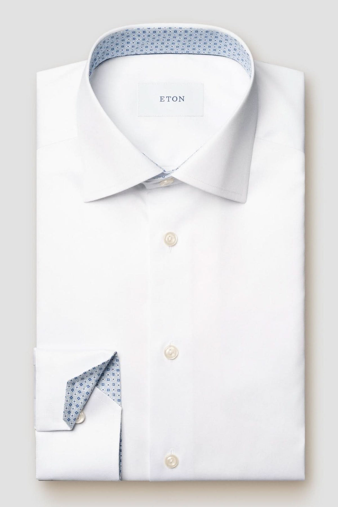 Chemise habillée en coton avec col classique, détails contrastés et fermeture boutonnée, idéale pour un style élégant.