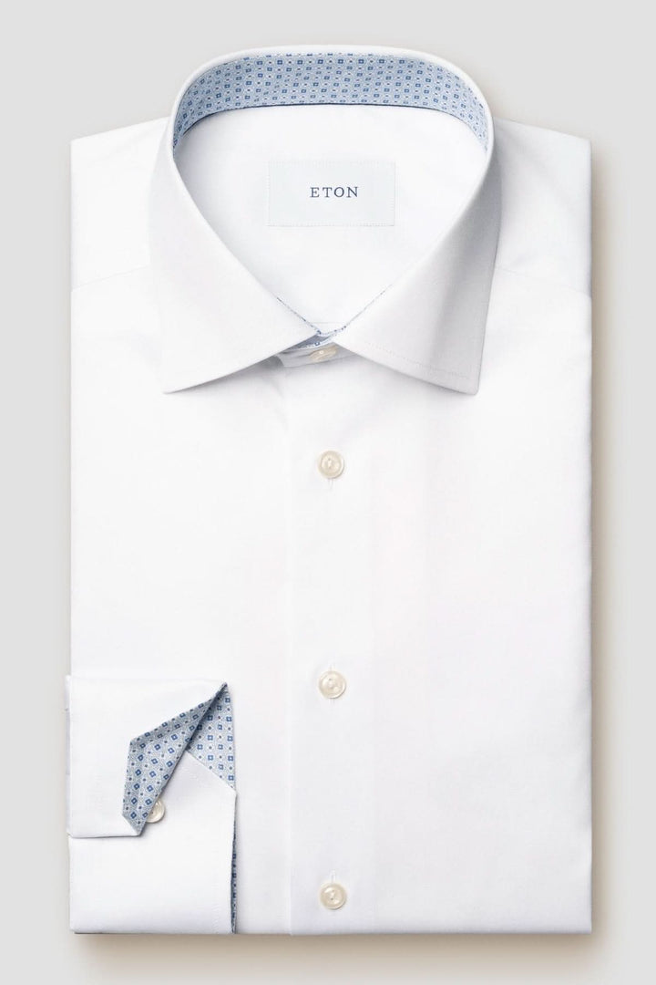 Chemise habillée en coton avec col classique, détails contrastés et fermeture boutonnée, idéale pour un style élégant.