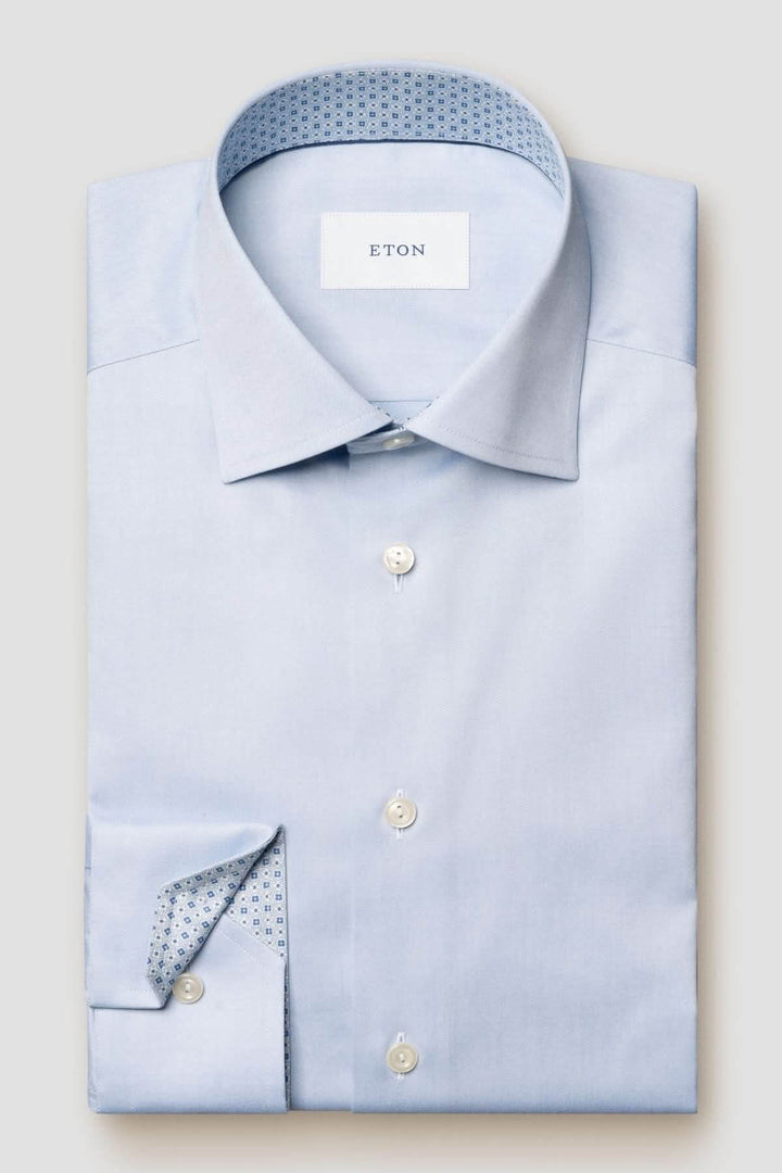 Chemise habillée en coton bleu clair avec col classique et intérieur contrasté, marque ETON.