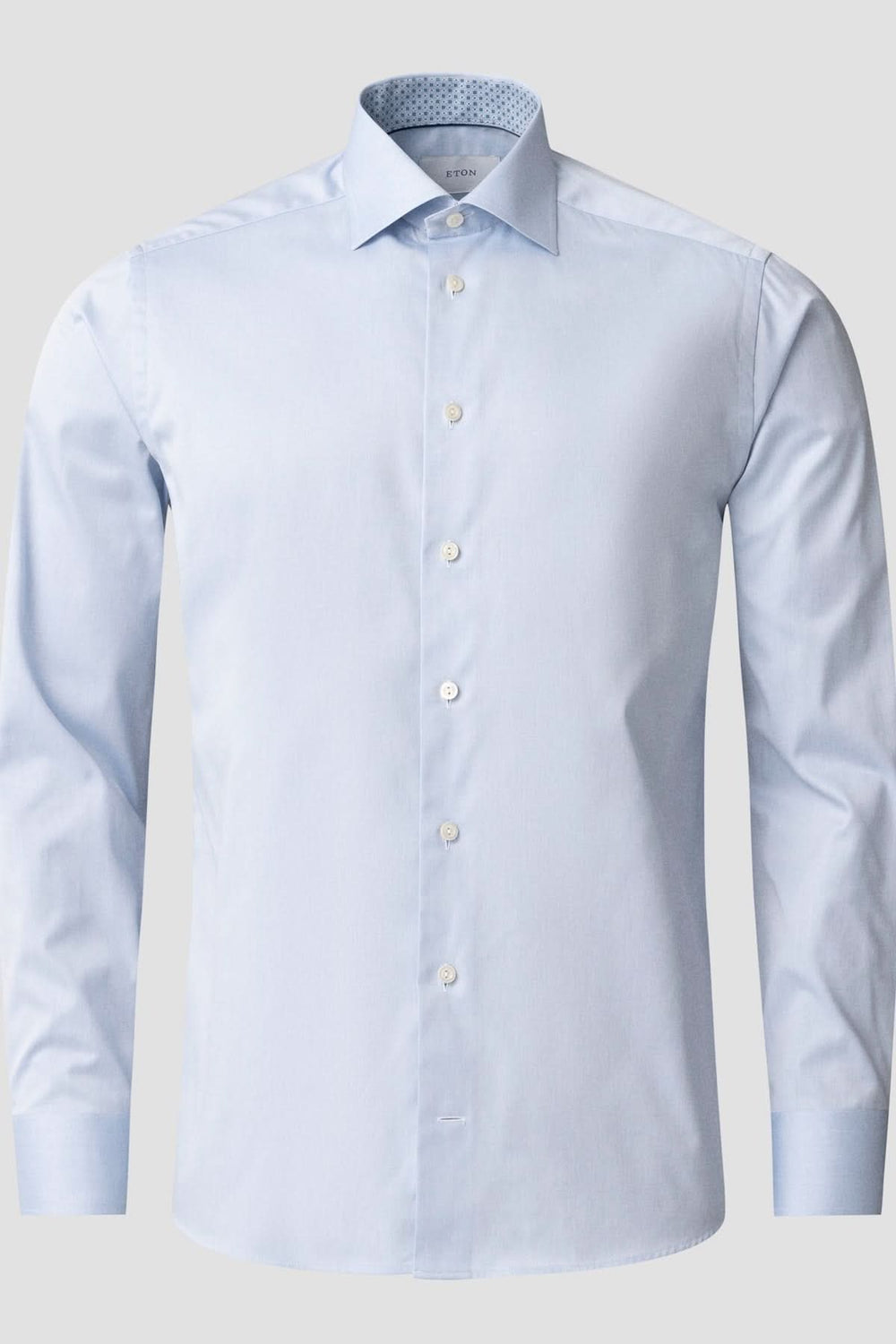 Chemise habillée en coton bleu clair avec col classique et boutons sur le devant, idéale pour un style élégant.