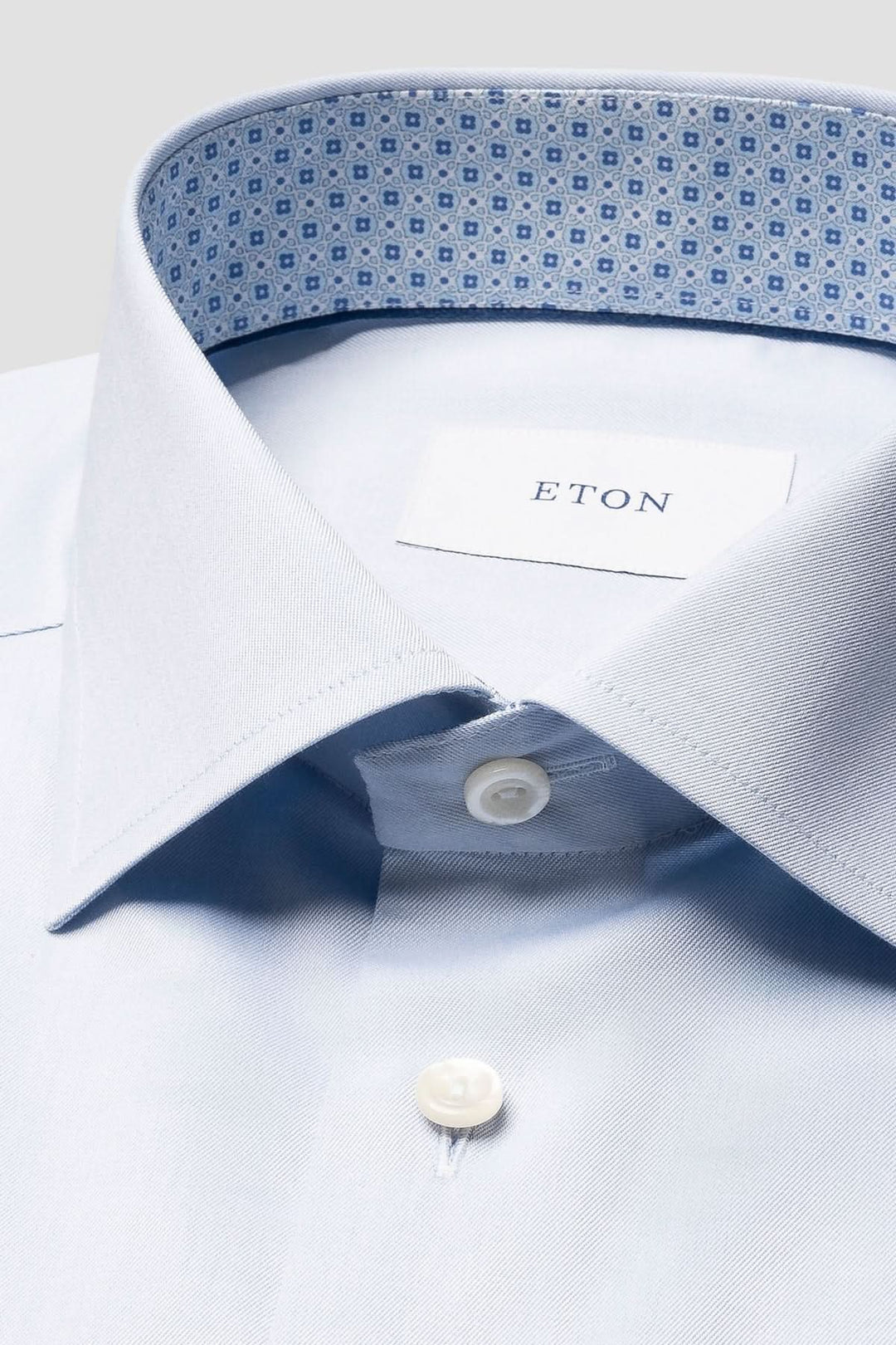 Chemise habillée en coton blue, col classique avec motif contrasté, bouton en nacre, étiquette Eton.