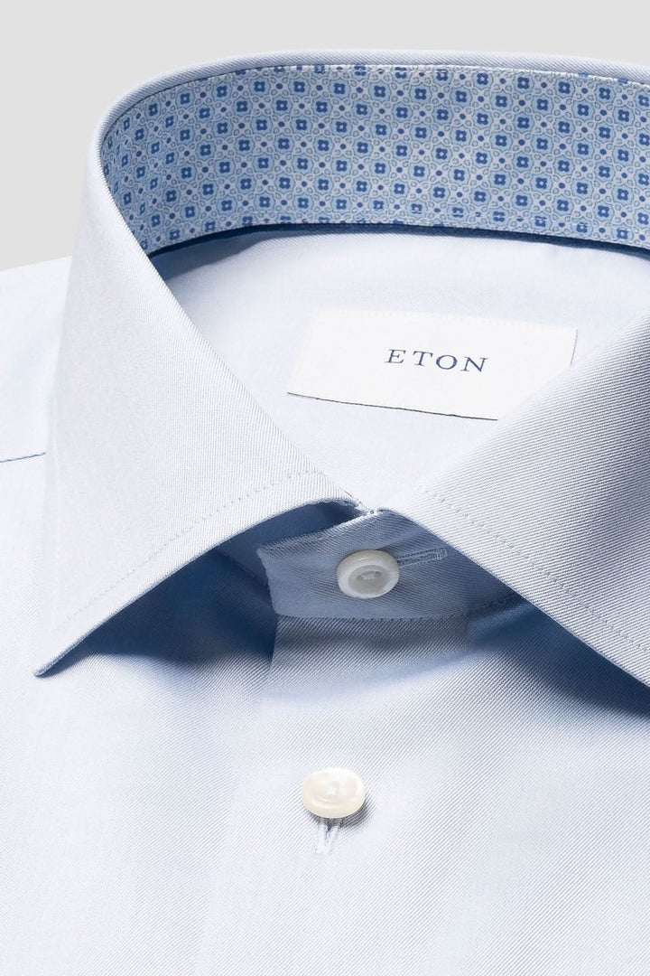 Chemise habillée en coton blue, col classique avec motif contrasté, bouton en nacre, étiquette Eton.