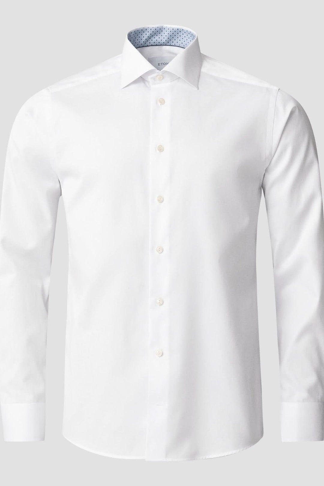 Chemise habillée en coton blanc avec col classique et intérieur contrasté, élégante et confortable.