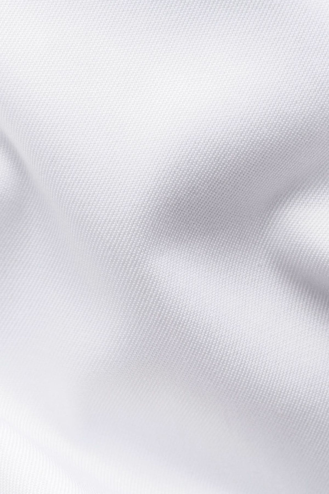 Texte en coton blanc doux et respirant, idéal pour les chemises habillées et vêtements élégant.