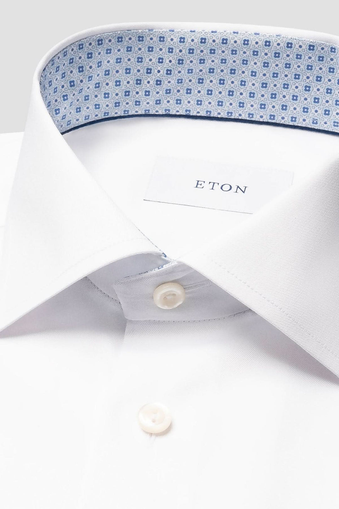Chemise blanche ETON avec col classique à motif bleu, boutonnière élégante et tissu de qualité.