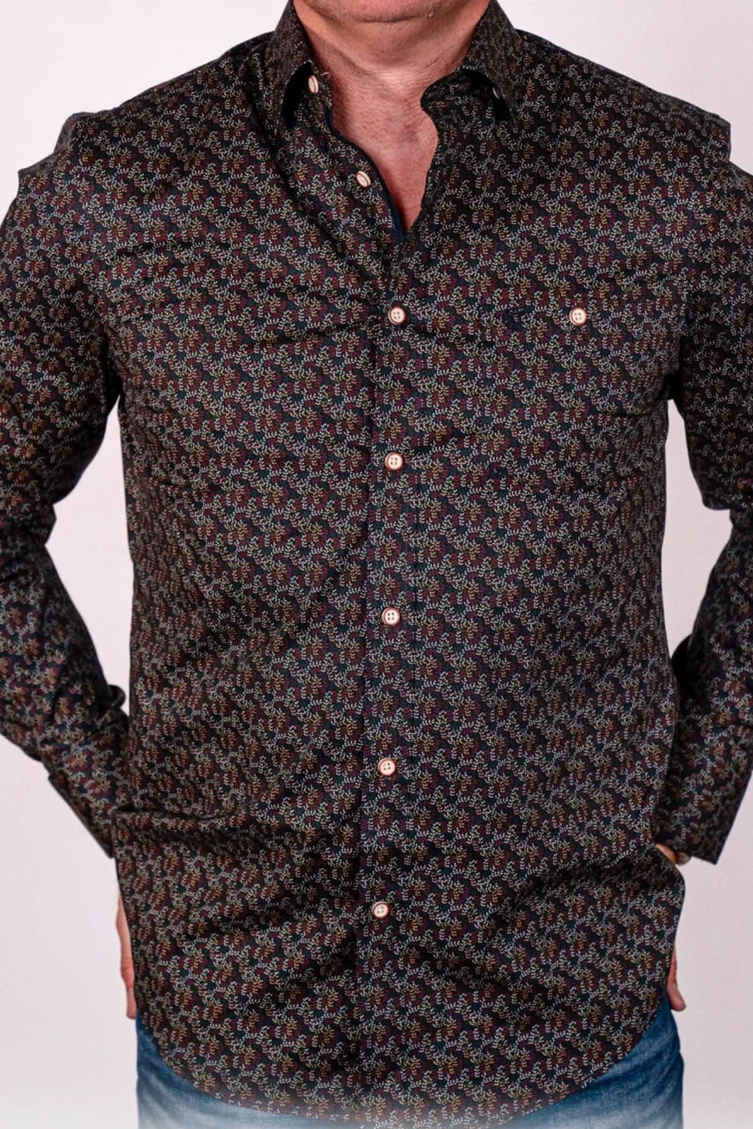 Chemise sport imprimee de feuilles, coupe décontractée, parfaite pour des sorties décontractées.