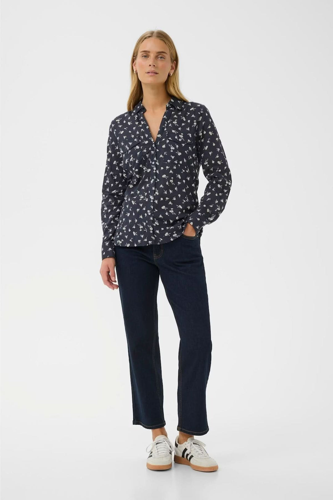 Femme portant une Chemise à imprimé floral Cortnio, coupe droite, col classique, idéale pour une tenue quotidienne élégante.