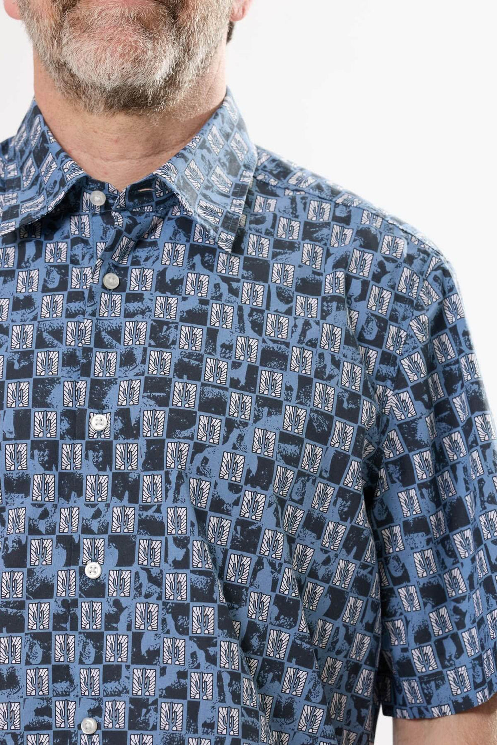 Chemise à imprimé graphique bleu, col classique, manches courtes, style décontracté pour les journées estivales.