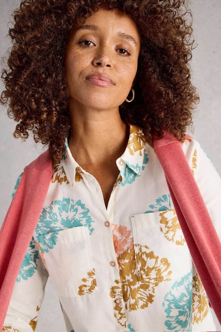 Femme portant chemise imprimée coupe décontractée Sophie avec imprimé graphique floral, style décontracté et élégant.