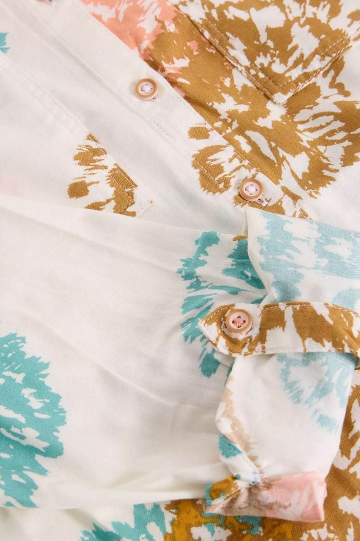 Chemise imprimée coupe décontractée Sophie avec motifs graphiques colorés et boutons, col classique, tombé naturel.