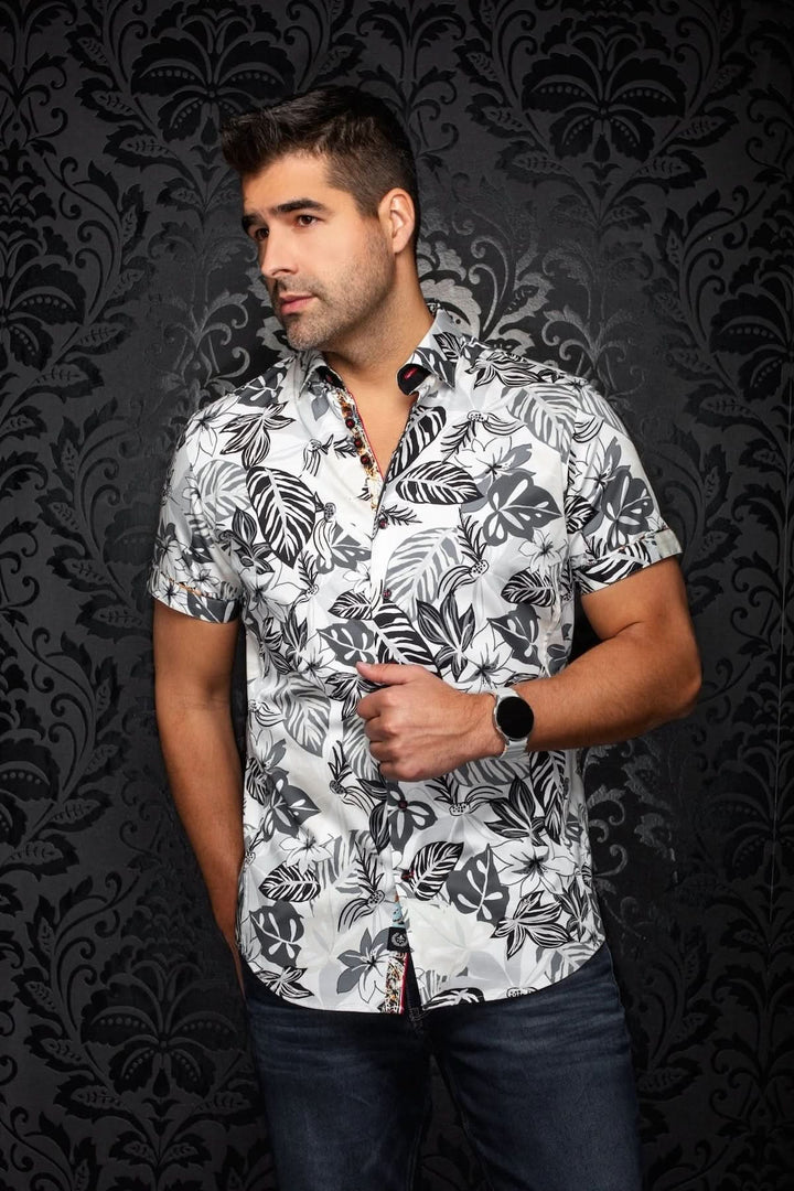 Homme portant une chemise imprimée à manches courtes avec un design audacieux et des manches courtes.