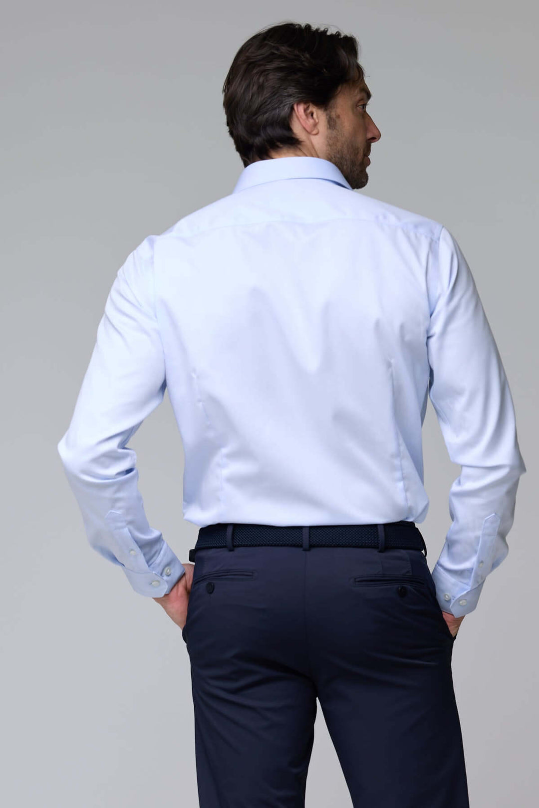 Chemise infroissable de base à manches longues avec finition satinée et coupe ajustée, vue arrière sur mannequin.