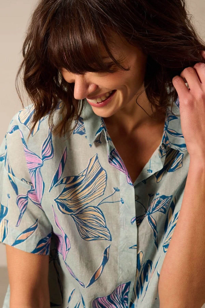 Chemise légère à manches courtes avec imprimé floral coloré, idéale pour un look estival décontracté et confortable.
