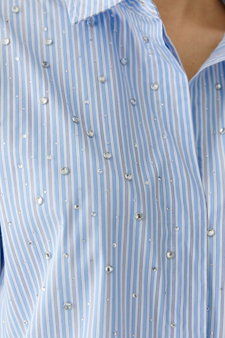 Chemise longue à rayures sportives et galets pour un style moderne et décontracté