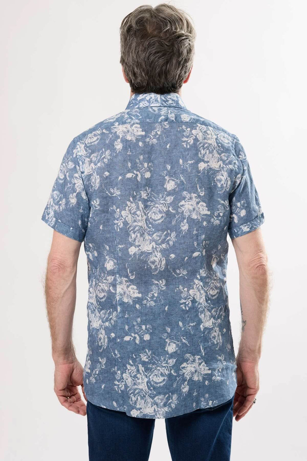 Chemise manches courtes pour homme, motif floral sur fond chambray, vue arrière, confort estival.