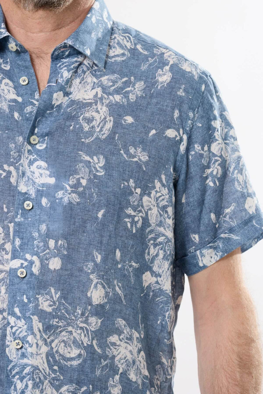 Chemise à manches courtes homme en chambray avec motif floral, élégante et confortable pour l'été.