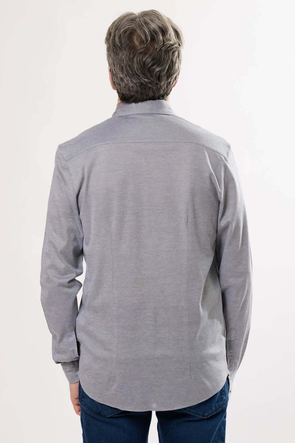 Chemise à manches longues pour homme vue de dos, en tissu extensible et texture discrète, style polyvalent.