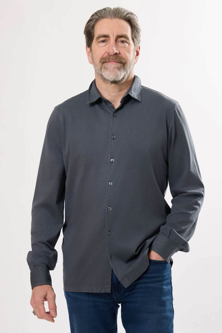Chemise à manches longues pour homme en gris, avec col classique et boutons apparents, style moderne.