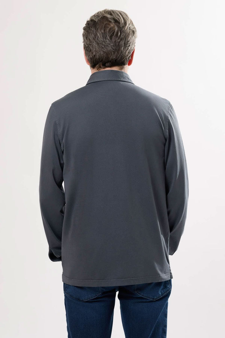 Vue arrière d'une chemise à manches longues grise pour homme, style moderne et décontracté.