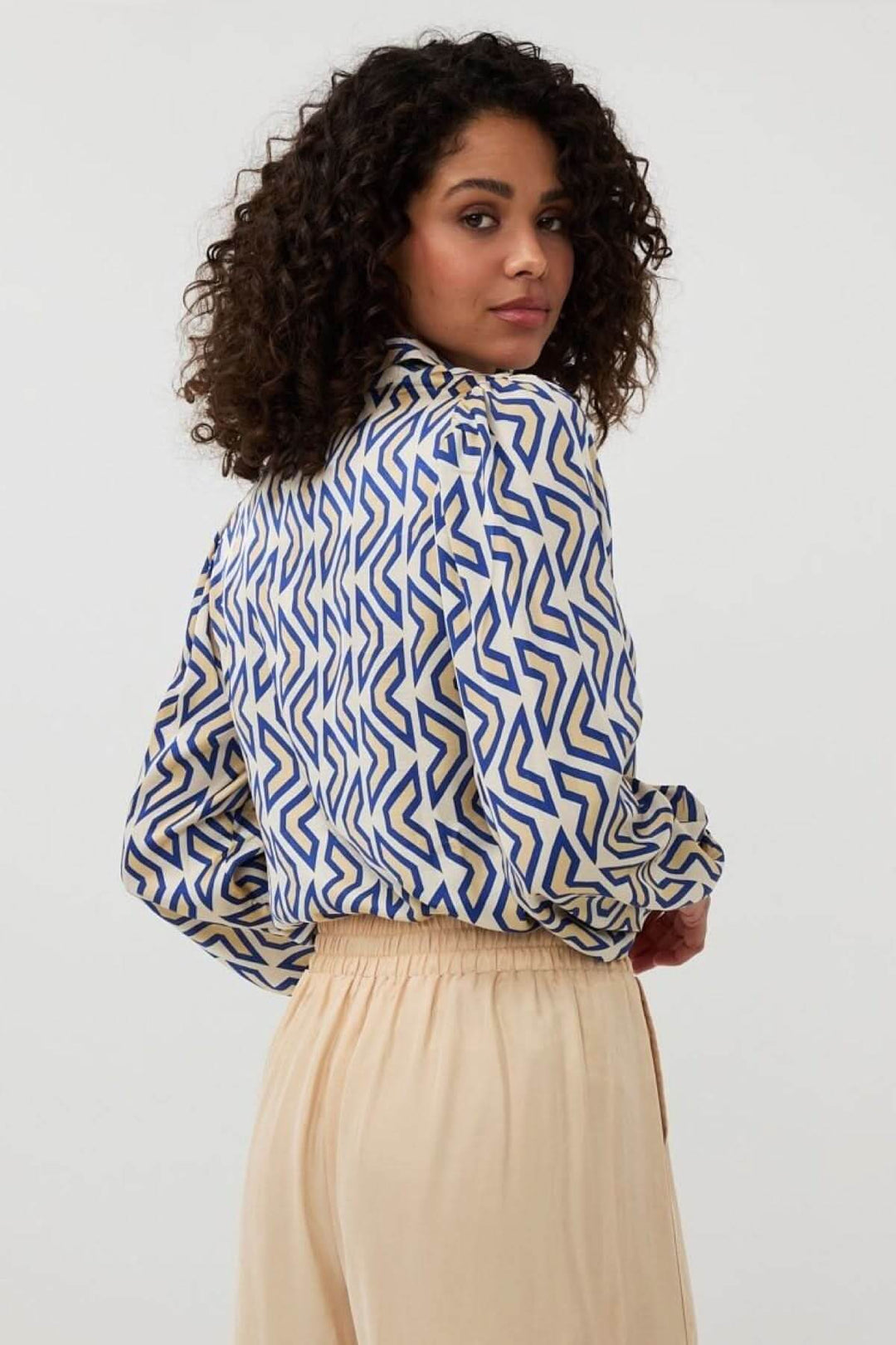 Chemise à motif géométrique bleu et beige, avec manches longues et col classique, vue de dos.