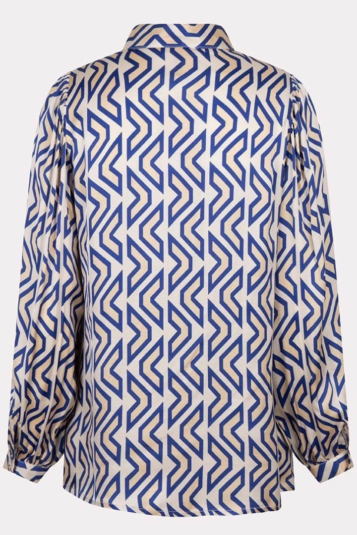 Chemise fluide à motif géométrique bleu et beige, col classique, manches longues.