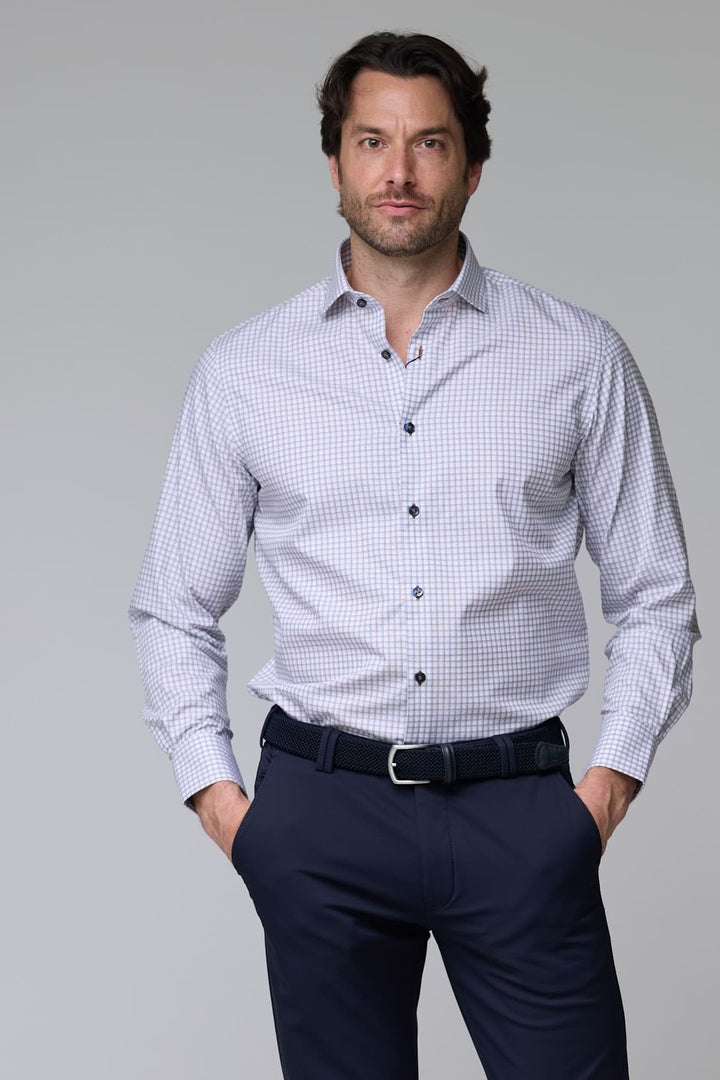 Chemise à motif discret avec manches longues et boutons contrastants en ton bois, portée par un homme élégant.
