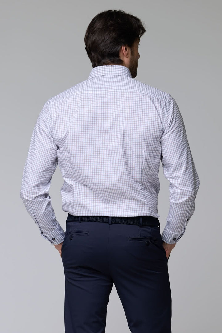 Homme portant une chemise à motif discret avec manches longues et coupe ajustée, vue de dos, élégante et moderne.