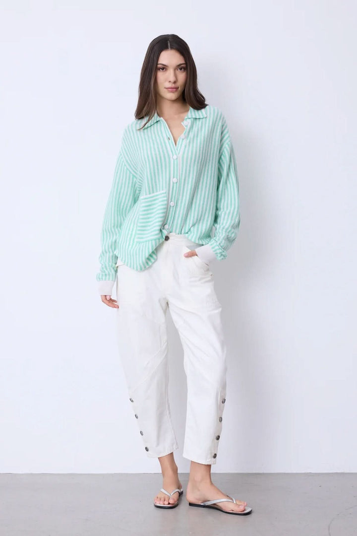Chemise oversize en cachemire à rayures pour un style élégant et confortable avec poche plaquée et rayures contrastées.
