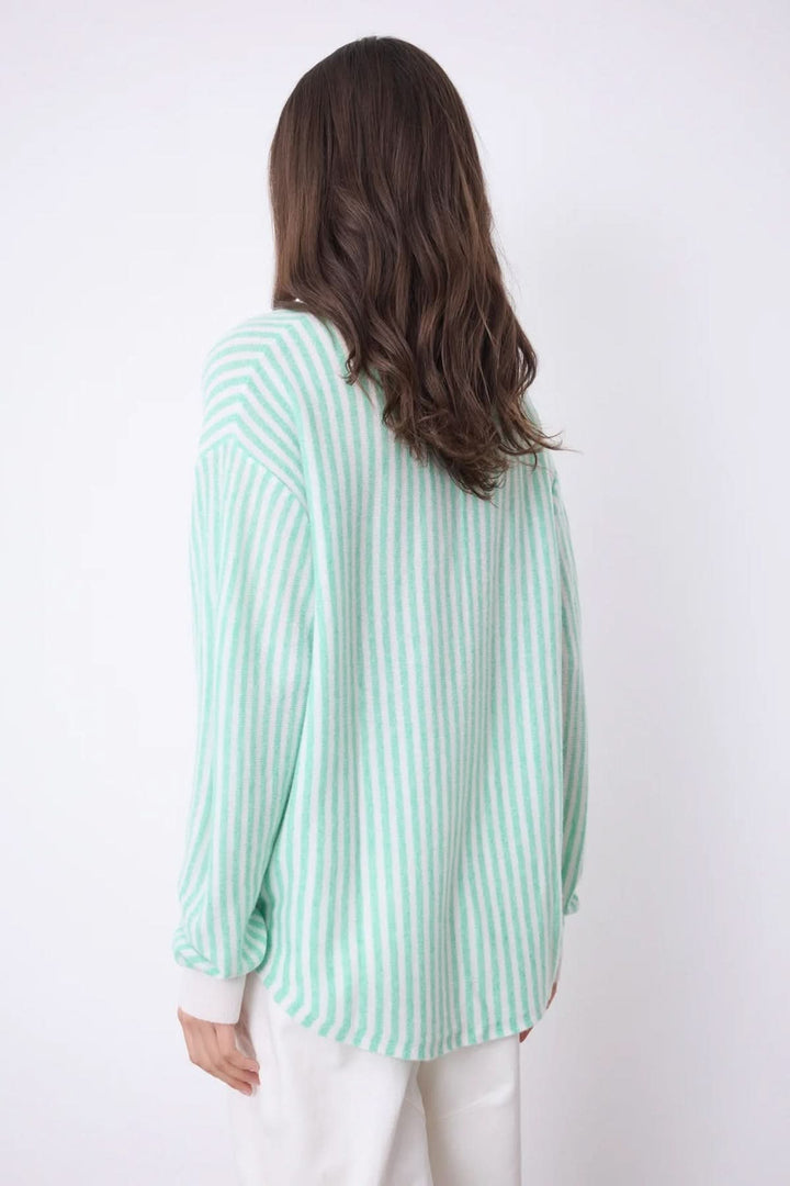 Chemise oversize en cachemire à rayures vertes et blanches, vue de dos, avec une silhouette élégante et contemporaine.