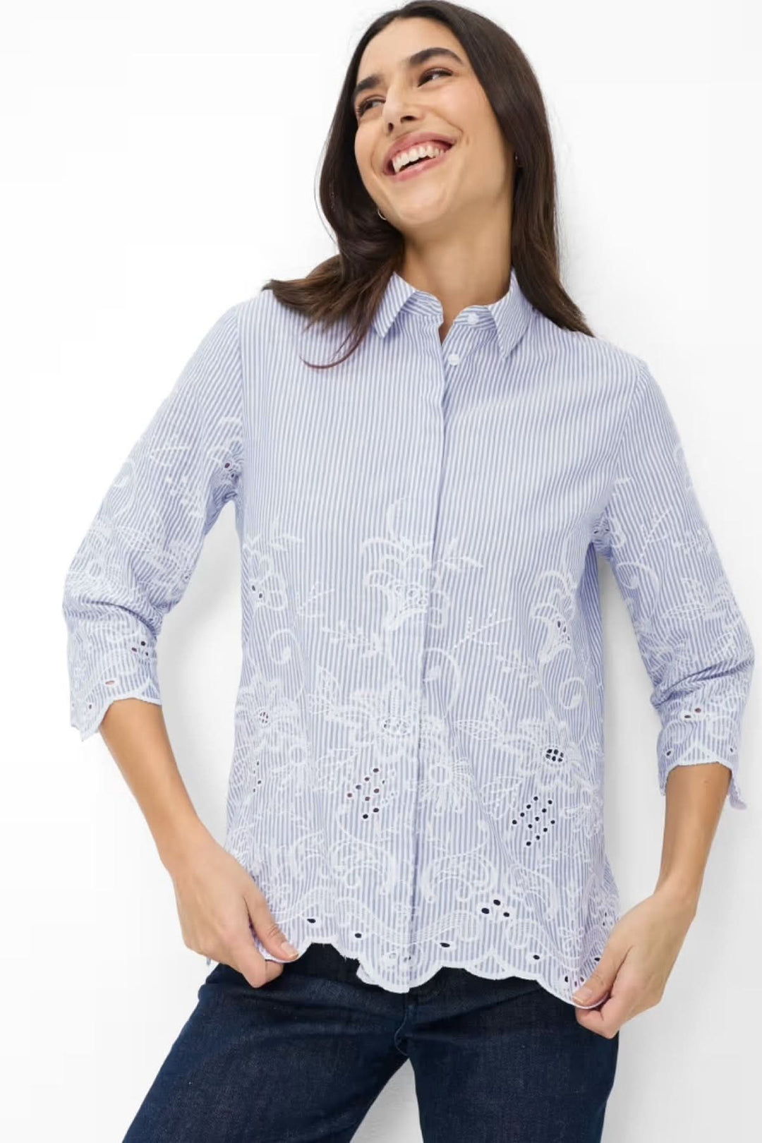 Chemise rayé Vicki avec motif rayé et broderie ajourée, manches trois-quarts, col classique, look féminin et élégant.