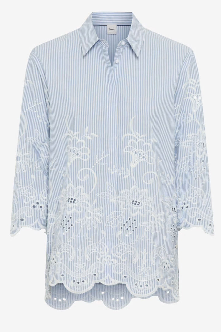 Chemise rayé Vicki avec broderie ajourée et manches trois-quarts, motif rayé élégant pour un look féminin et confortable.