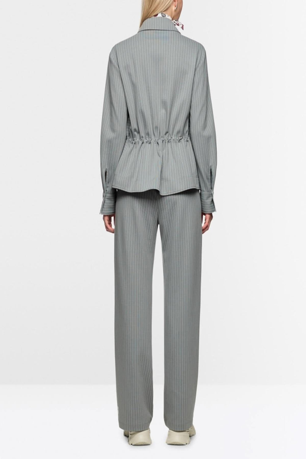 Chemise rayée décontractée avec motif rayé, vue arrière, coupe ample, poches latérales et élastique à la taille pour ajustement individuel.