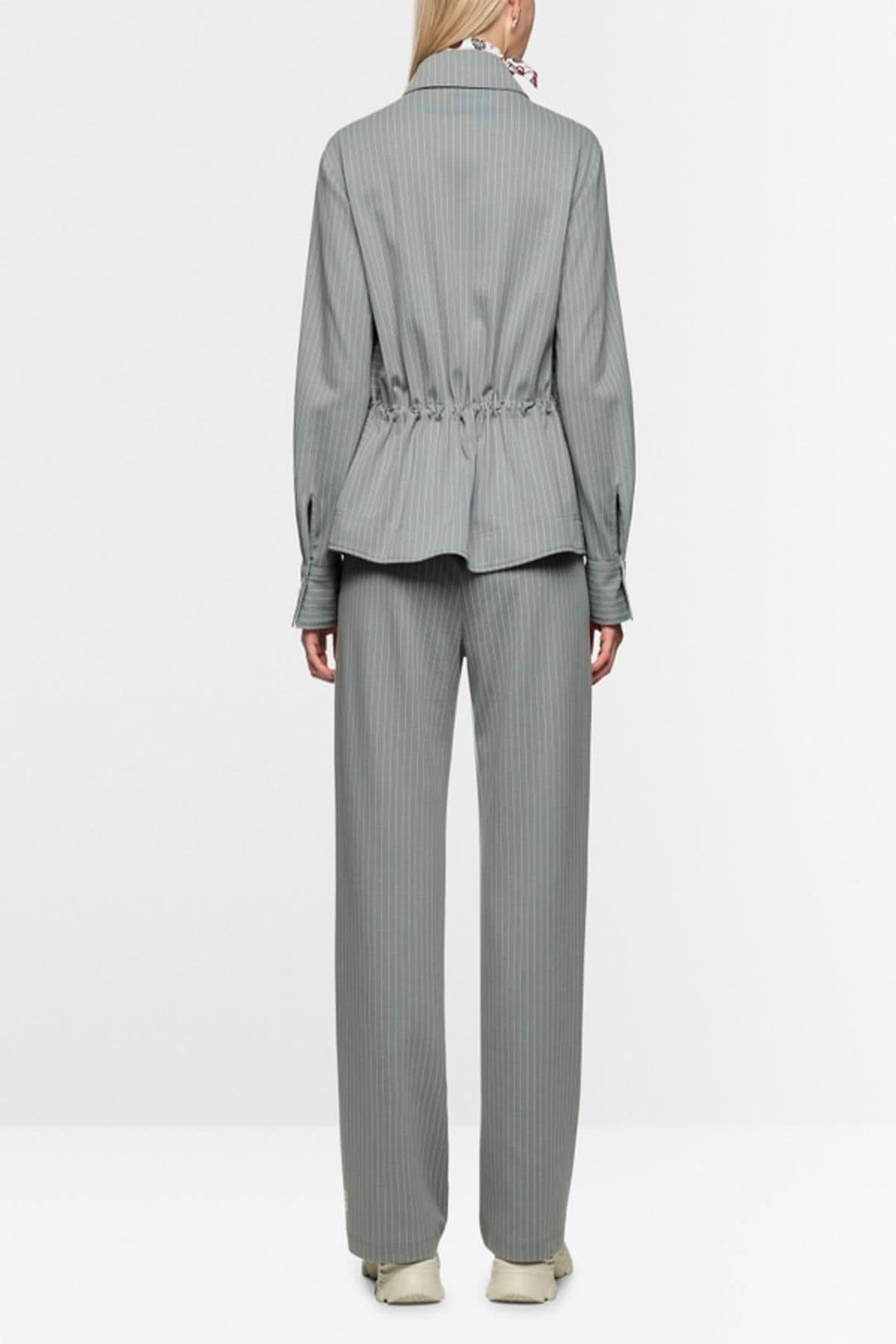 Chemise rayée décontractée avec motif rayé, vue arrière, coupe ample, poches latérales et élastique à la taille pour ajustement individuel.
