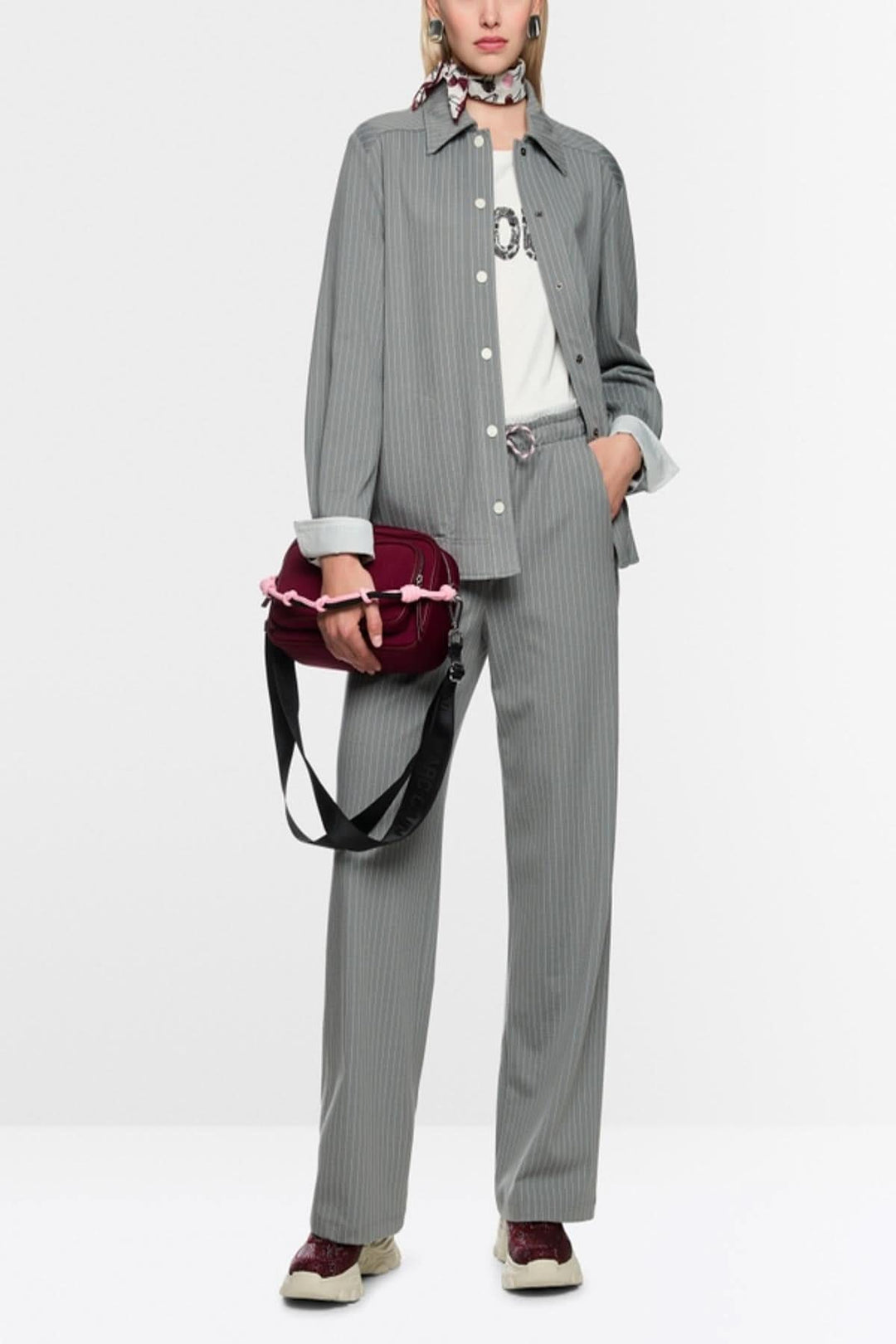 Chemise rayée décontractée avec motif rayé, col classique, poignets, boutons-pression et poches latérales, tenue sportive élégante.