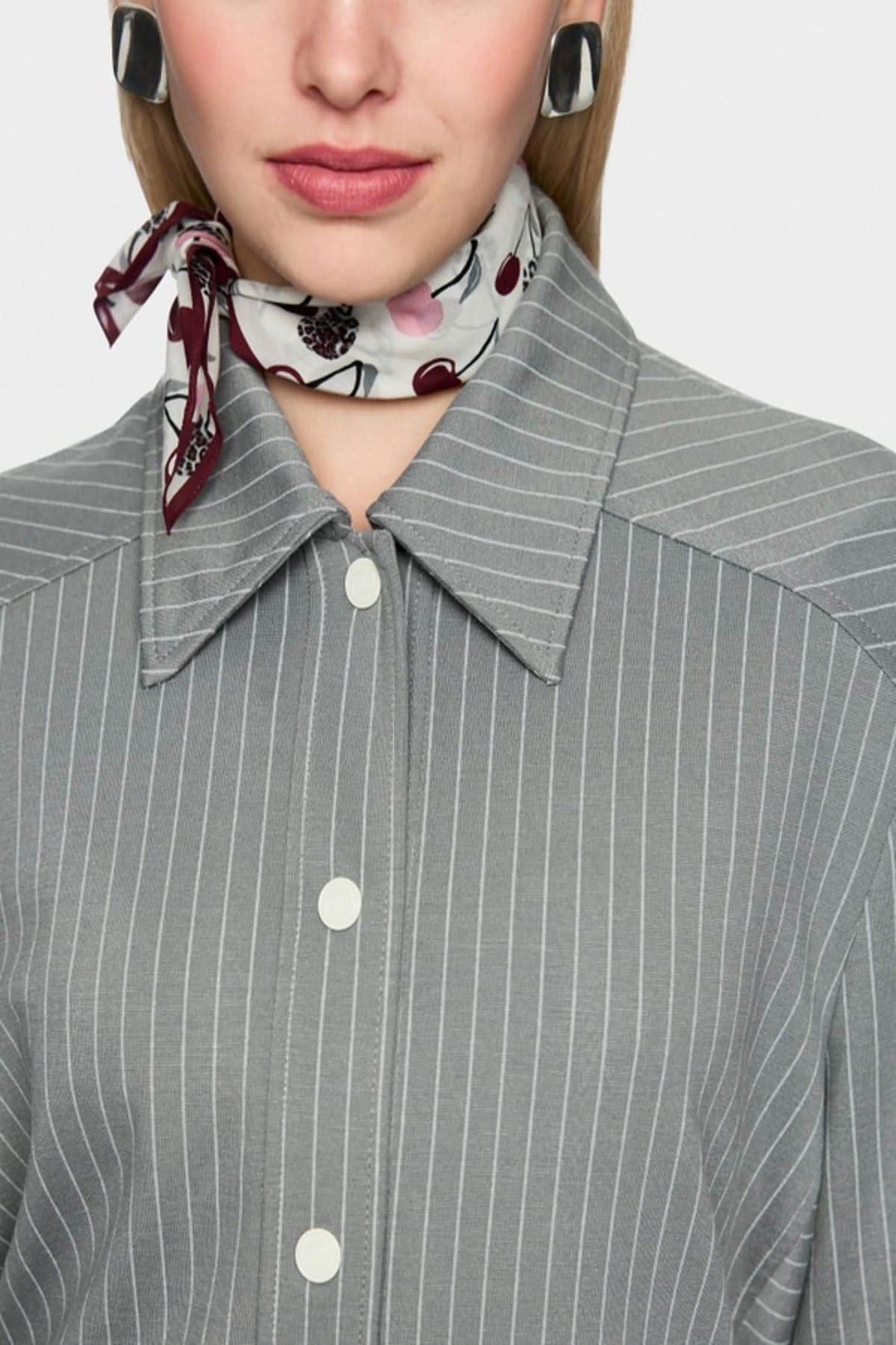 Chemise rayée décontractée avec motif rayé, col classique, poignets et boutons-pression, poches latérales, élastique à la taille.