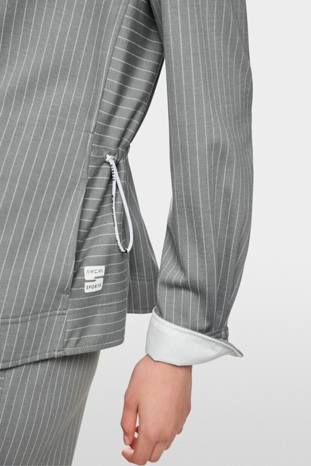 Chemise rayée ajustable avec motif à rayures et détails classiques, montrant manchette et élastique à la taille.