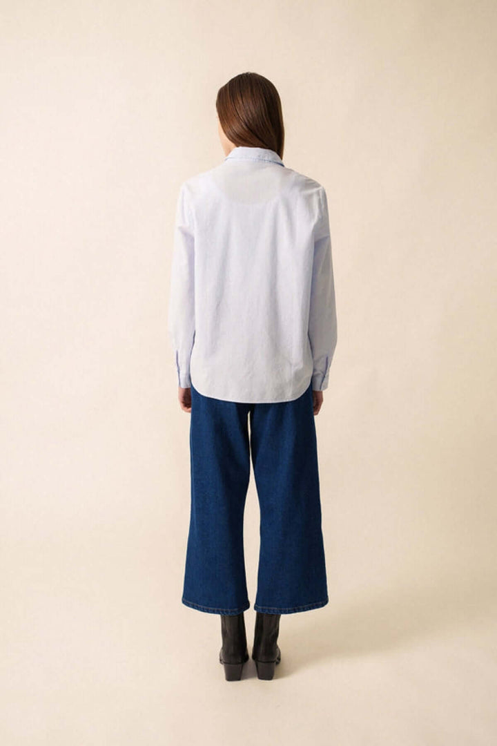 Vue de dos de la Chemise rayée LENA en coton avec manches longues et coupe droite, portée avec un jean pour un style décontracté.