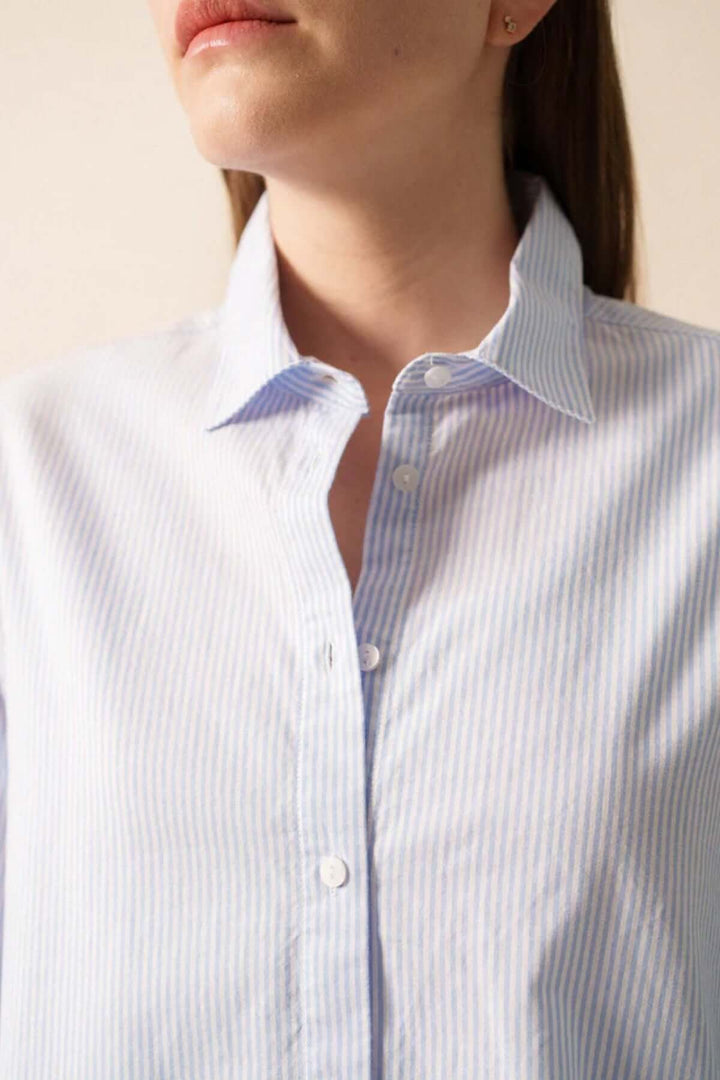 Gros plan sur la chemise rayée LENA en coton avec col chemisier et manches longues, style polyvalent et élégant.