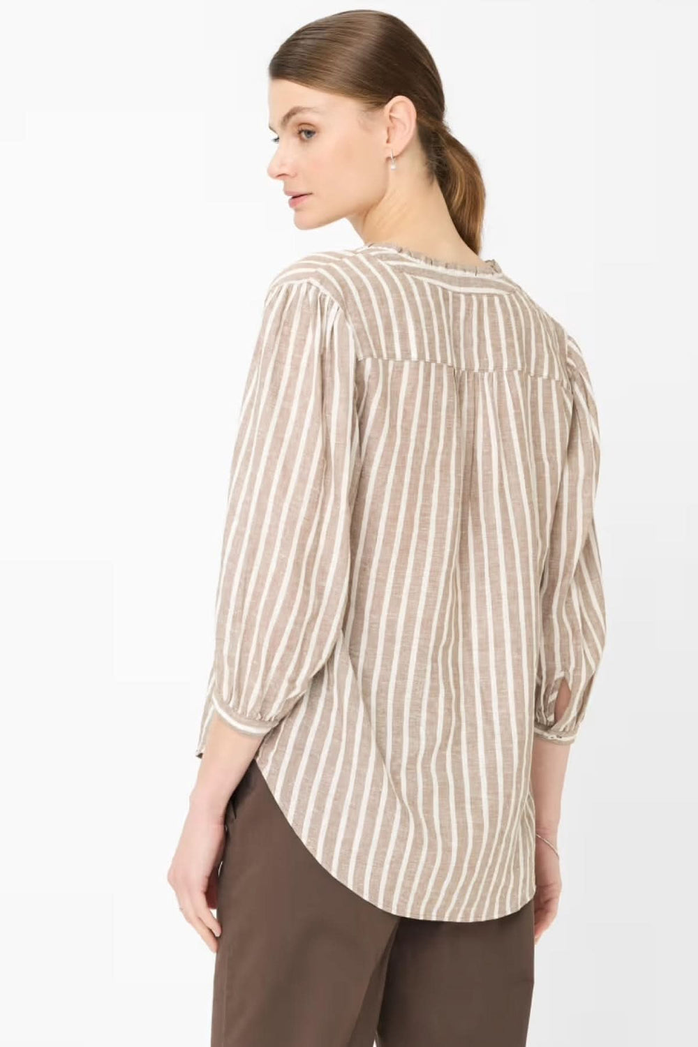 Femme portant une chemise rayée VIOLET avec col ouvert et manches trois-quarts, vue de dos, coupe fluide pour un style décontracté.