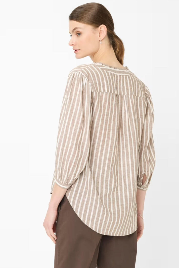 Femme portant une chemise rayée VIOLET avec col ouvert et manches trois-quarts, vue de dos, coupe fluide pour un style décontracté.