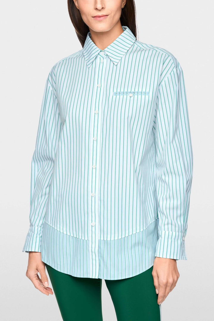 Chemise rayée en coton avec col structuré et coupe ample, idéale pour un style professionnel ou décontracté.