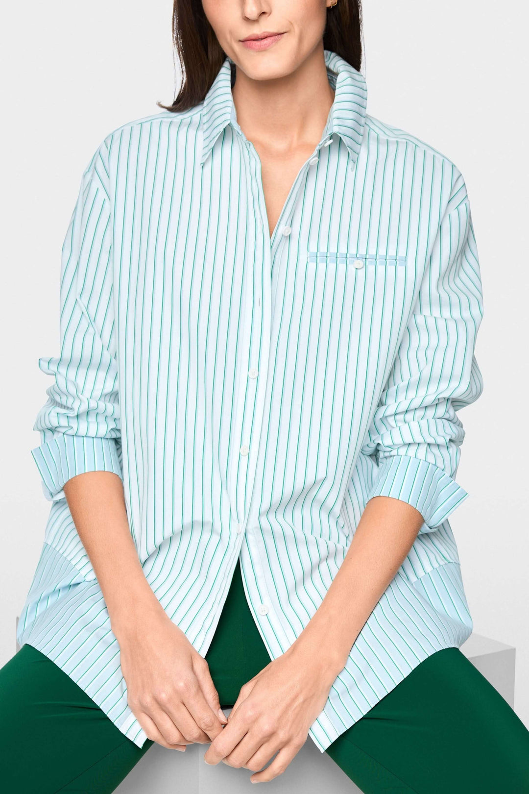 Chemise rayée en coton avec col structuré, patte de boutonnage et coupe ample, idéale pour un look professionnel ou décontracté.