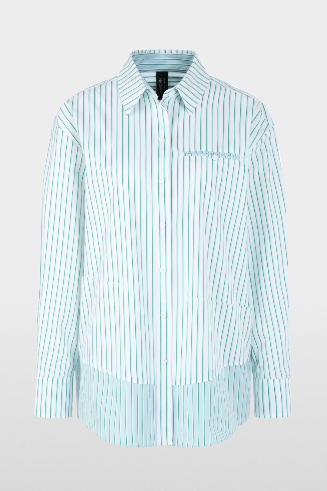 Chemise rayée en coton avec col structuré et coupe ample, idéale pour un look professionnel ou décontracté.