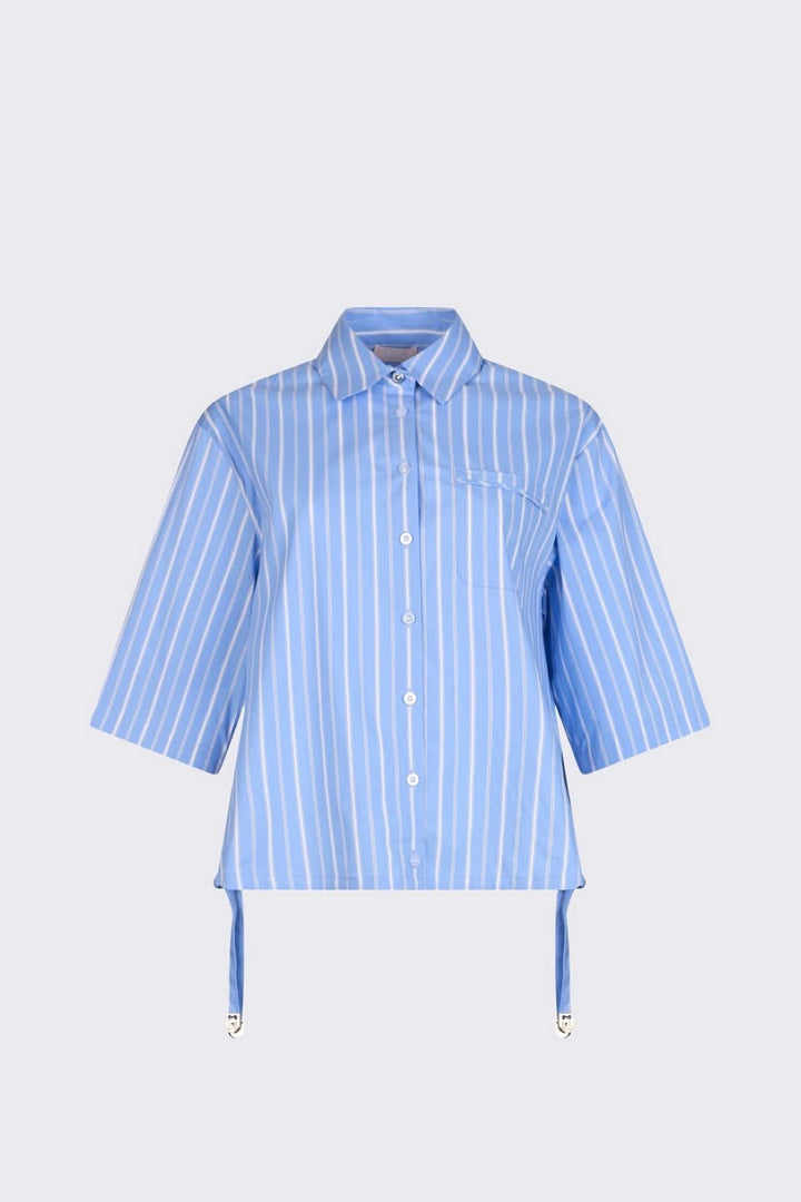 Chemise rayée à manches courtes bleue avec col classique et poche poitrine appliquée, parfaite pour un style moderne et décontracté.