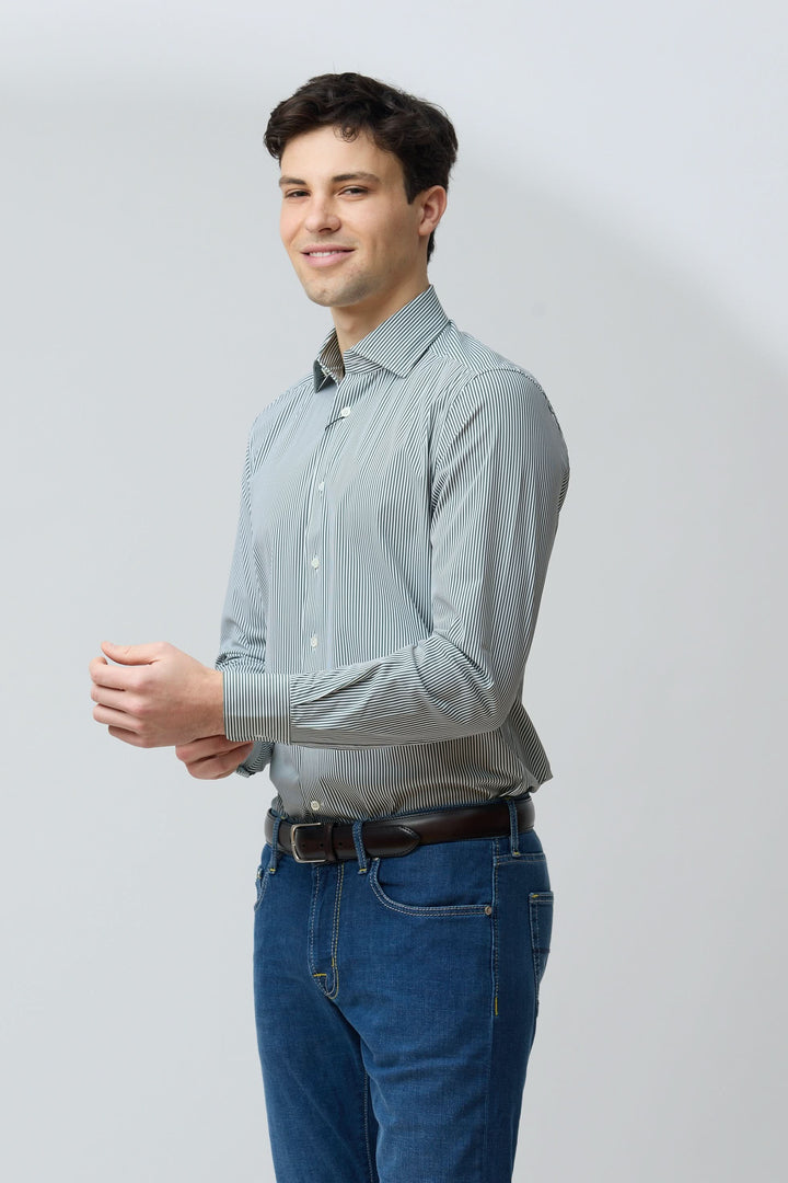 Homme portant une chemise à rayures vertes fines, coupe ajustée, pour un style moderne.
