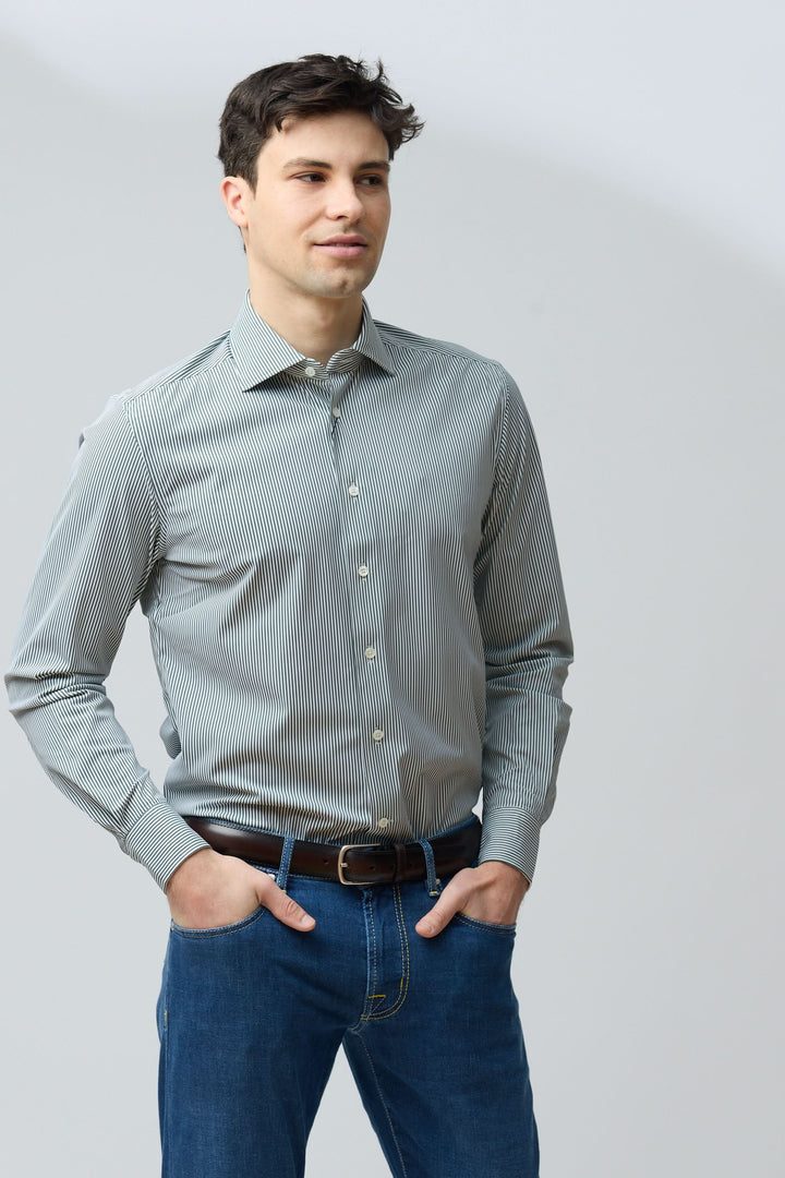 Homme portant une chemise à rayures vertes fines, coupe ajustée et moderne, idéale pour un look professionnel ou décontracté.